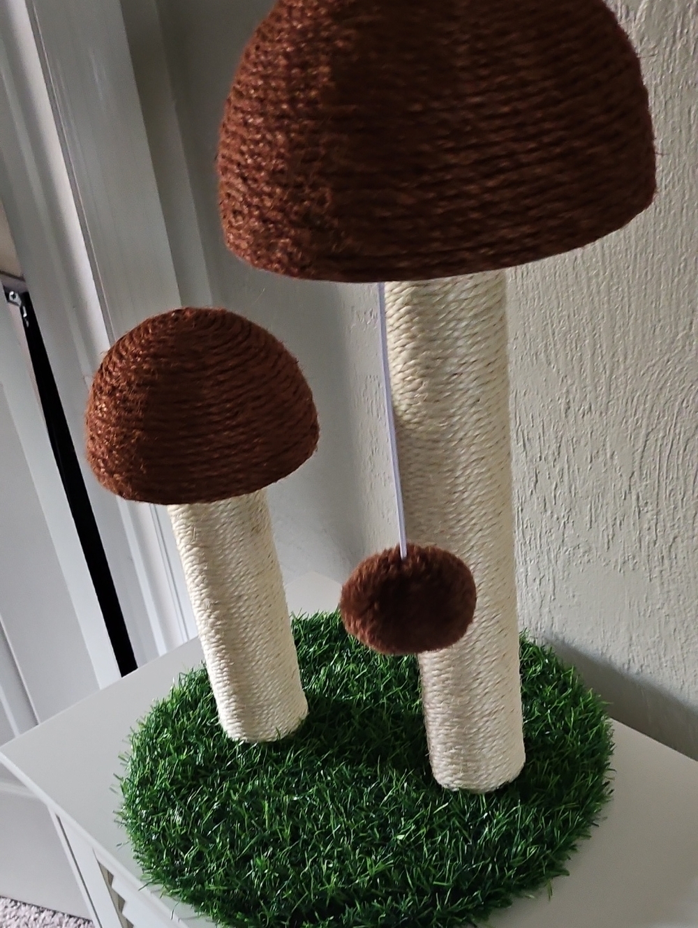 Mushroom-Shaped Cat Scratching Post with Grass Base - Brown - Picture 4 of 4